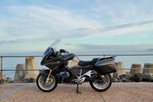 The BMW R 1250 RT in profile with Table Bay in the background