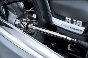 The exposed propshaft of the R 18